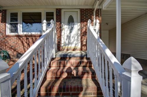 2103 Crestridge Rd, Greensboro, NC 27403-3635