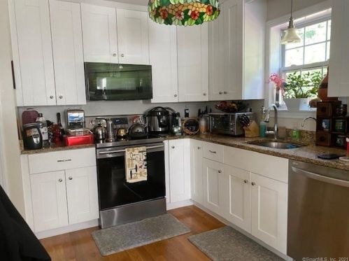 5 Ivy Ln, Waterbury, CT 06705-2353