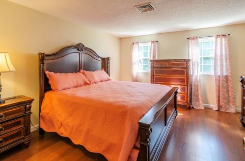 225 Fox Holw Dr, Hudson NH  03051-4885 exterior