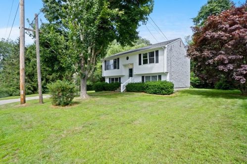 71 Old Pine Rd, South Kingstown, RI 02882-2406