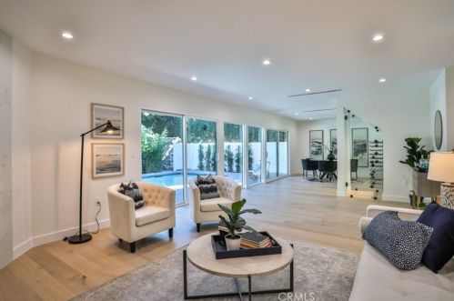 5810 Mammoth Ave, Van Nuys CA  91401-4419 exterior