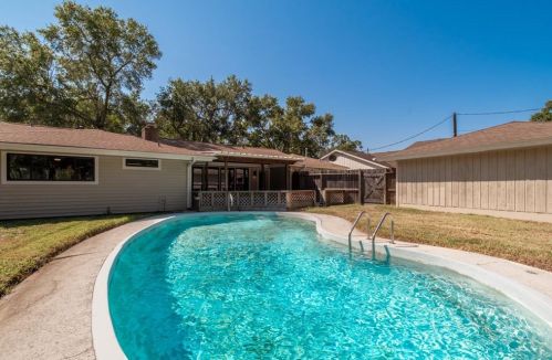 403 Shadow Creek Dr, Taylor Lake Village, TX 77586-6015