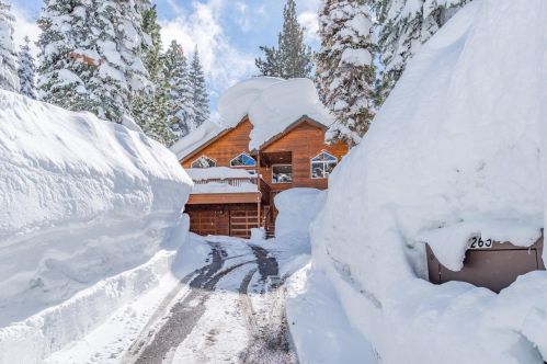 14265 Hansel Ave, Truckee, CA 96161-6305