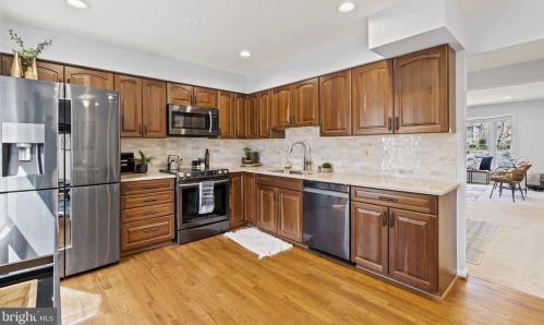 5784 Crownleigh Ct, Springfield VA  22015-1885 exterior