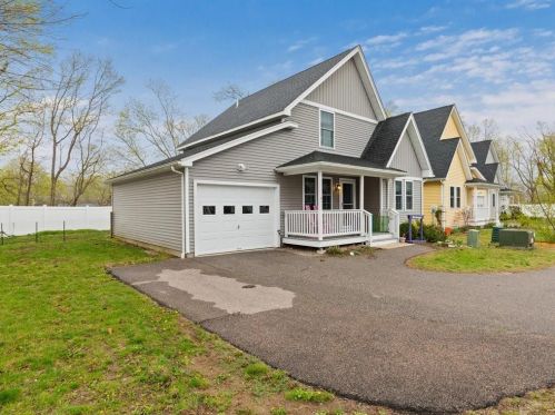 14 Covington Ct, Westerly RI  02891-6117 exterior