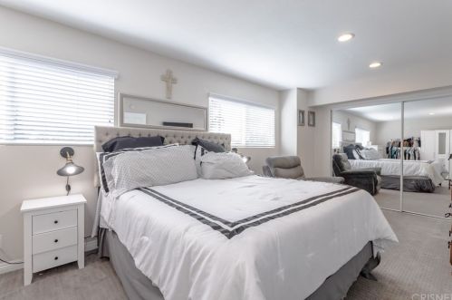 2418 Royal Ave, Simi Valley CA 93065-4759 exterior