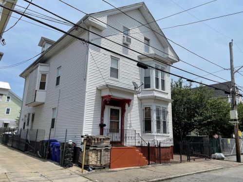 199 Hanover St, Providence, RI 02907-2774