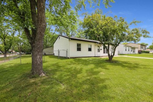 101 Willow Rd, Streamwood, IL 60107-1747