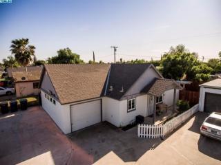 1217 Cabrillo Dr, Tulare, CA 93274-6756