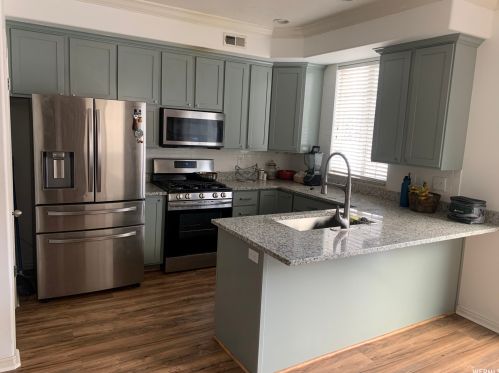 6343 Traveler Ln, Taylorsville UT 84081-3211 exterior