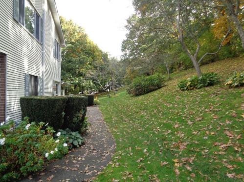 593 Pocasset Ct, Warwick, RI 02886-1713