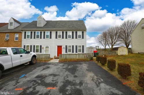 35 Hilldale Dr, Ephrata, PA 17522-1889