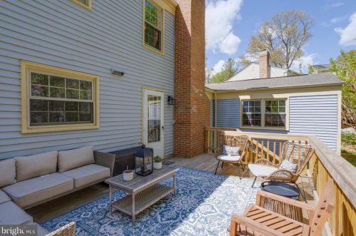 5707 Oak Leather Dr, Springfield VA  22015-2315 exterior