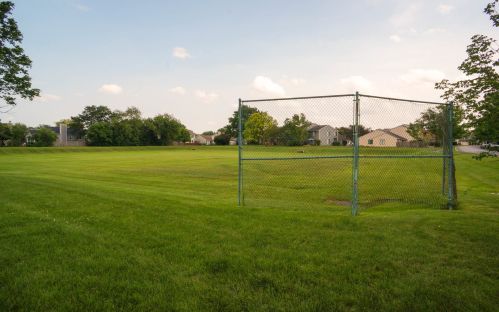 454 Esselen Ct, Carol Stream IL  60188-9216 exterior