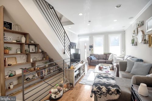 425 Mercy St, Philadelphia, PA 19148-2506