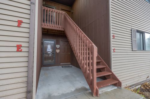 565 Dean Dr, South Elgin, IL 60177-2600