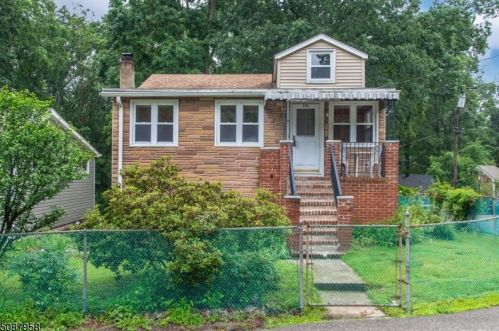 326 Windsor Ave, Hopatcong, NJ 07843-1224