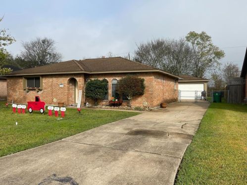 305 Bastrop St, Angleton TX  77515-4148 exterior