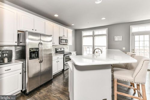 8173 Skelton Cir, Falls Church, VA 22042-1223