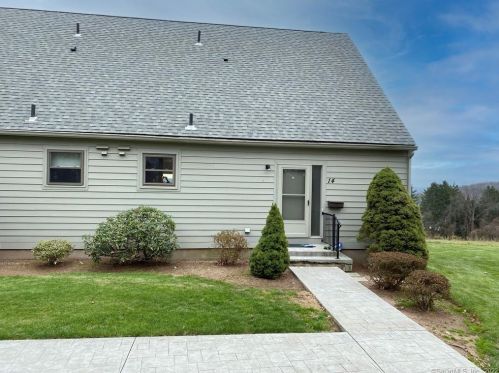 14 Hallmark Hill Dr, Wallingford, CT 06492-3451