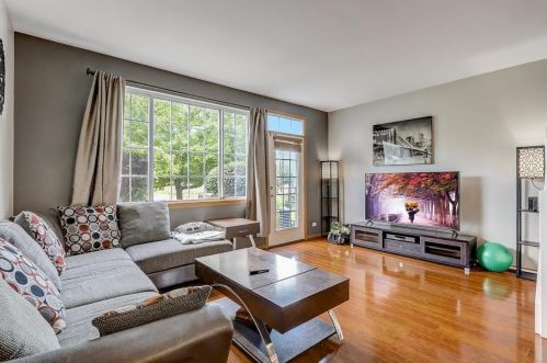 7327 Grandview Ct, Carpentersville, IL 60110-3400