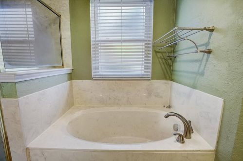 4000 Cortina Dr, Austin TX  78749-4924 exterior