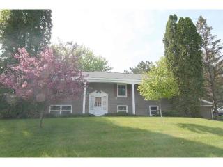 6024 Wyngate Ln, Hopkins, MN 55345-6557