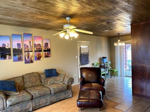 1604 Fair Oaks Dr, Austin TX  78745-2808 exterior