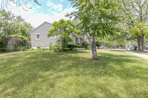 2601 Iroquois Rd, Waukegan, IL 60087-4522
