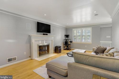 6808 Houndmaster Rd, Springfield VA  22152-2715 exterior