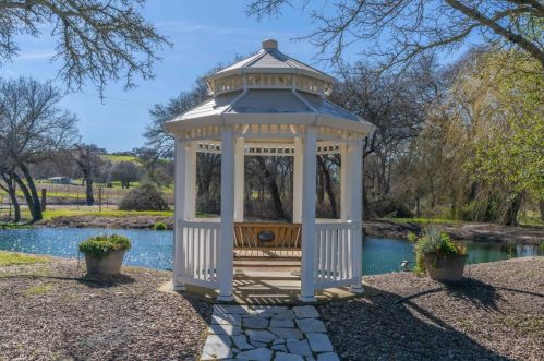 7146 Warren Rd, Valley Springs, CA 95252-9658