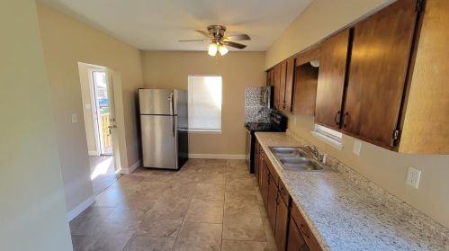 316 Peach St, Angleton TX  77515-5900 exterior