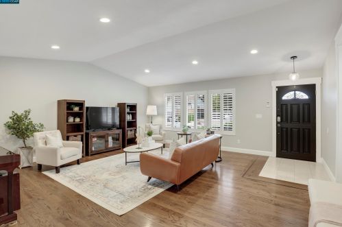 1833 Leo Ln, Concord CA  94521-2348 exterior