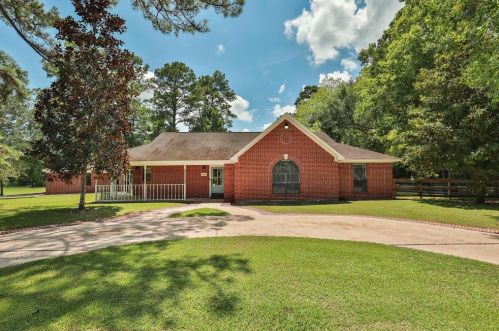 110 Pine Place St, Mont Belvieu, TX 77535