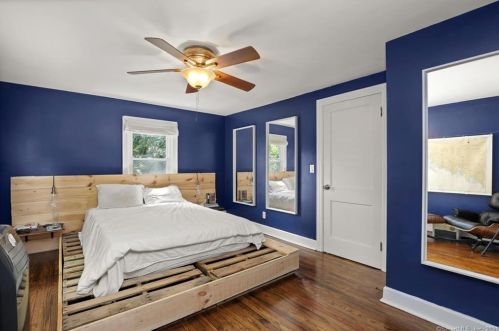 54 Monroe St, Huntington CT  06484-6032 exterior