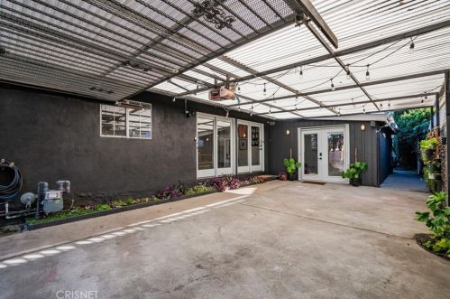 8010 Crosnoe Ave, Van Nuys CA  91402-5529 exterior