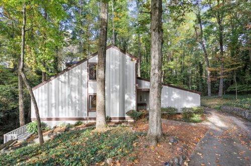 300 Elden Dr, Atlanta GA  30342-2032 exterior