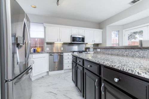 2124 Larkspur Dr, Carrollton TX 75010-4040 exterior