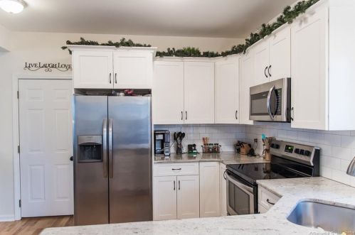 79 Dundee Dr, Cheshire, CT 06410-1573