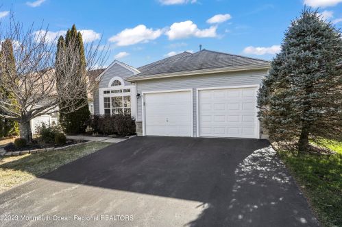 37 Rochford Dr, Lakehurst, NJ 08759-6190