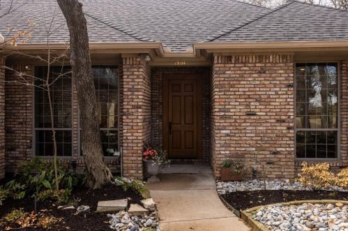 1804 Wimbleton Dr, Bedford, TX 76021-2538
