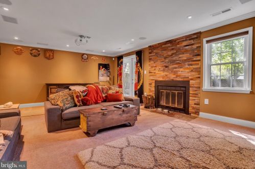 7318 Eggar Woods Ln, Springfield VA  22153-2012 exterior