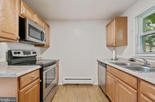 14310 Fairmont Ct, Woodbridge VA  22193-2013 exterior