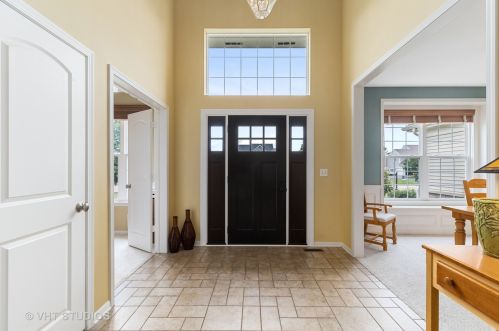 9006 Daniel Ln, Spring Grove, IL 60081-8246