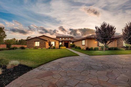 8896 Mooney Rd, Elk Grove, CA 95624-9627