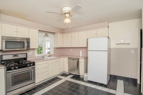 19 Iowa St, Providence, RI 02904-1711