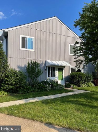 1009 Saber Ln, Herndon, VA 20170-3429