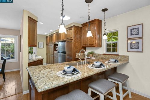 267 Yosemite Dr, Livermore, CA 94551-2426