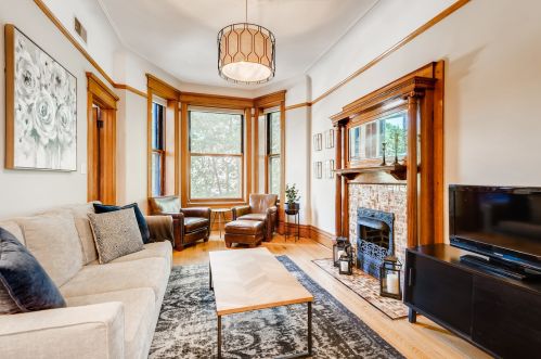 3028 Kenmore Ave, Chicago, IL 60657-4316