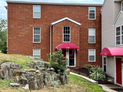 6 Heather Rdg, Huntington, CT 06484-4642